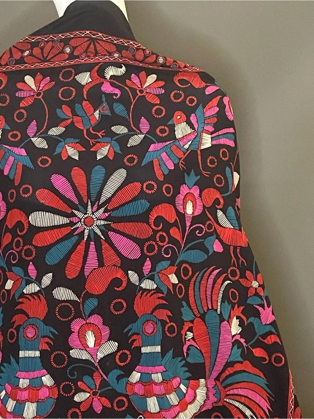 Gorg Vintage Valentino Silk Scarf 30 In Sq Excellent Condition